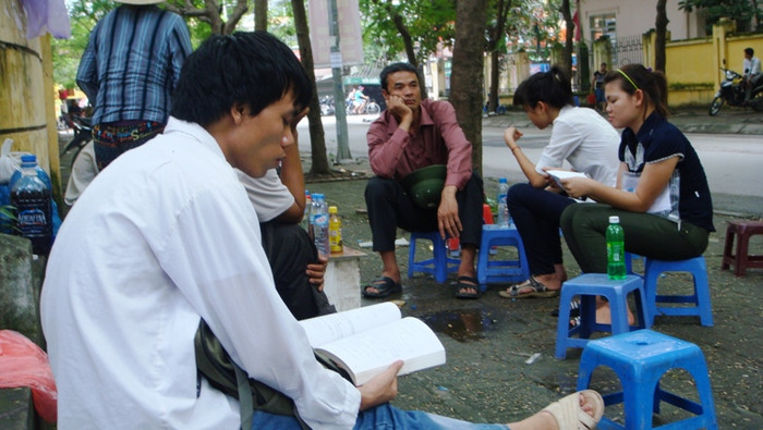 Không yên tâm về kiến thức của mình, thí sinh này ngồi tranh thủ đọc lại vài công thức môn Lí. Xem đáp án ĐH Khối A, môn Vật lí - Xem đáp án ĐH Khối A, môn Toán - Xem đáp án DH Khối A, môn Hóa - Xem đáp án môn Ngoại ngữ Khối A1 Không yên tâm về kiến thức của mình, thí sinh này ngồi tranh thủ đọc lại vài công thức môn Lí. Xem đáp án ĐH Khối A, môn Vật lí - Xem đáp án ĐH Khối A, môn Toán - Xem đáp án DH Khối A, môn Hóa - Xem đáp án môn Ngoại ngữ Khối A1