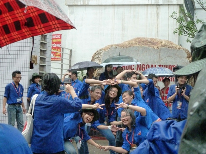 Và những nét tinh nghịch, đáng yêu khi giải lao. Không ngại trời mưa, sinh viên tình nguyện ĐH Ngoại thương vẫn vui vẻ, trêu đùa nhau. Chắc chắn đây sẽ là mùa tiếp sức ý nghĩa đối với mỗi sinh viên tình nguyện. Xem đáp án môn Vật lí - Xem đáp án môn Toán - Xem đáp án môn Hóa - Xem đáp án môn Ngoại ngữ Khối A1