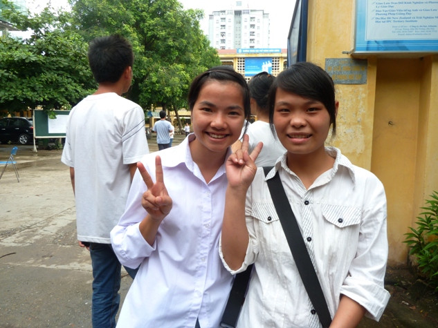 Đôi bạn cùng tên Mến quen nhau sáng qua trong phòng thi vui vẻ chúc nhau đỗ đại học. Đôi bạn cùng tên Mến quen nhau sáng qua trong phòng thi vui vẻ chúc nhau đỗ đại học.