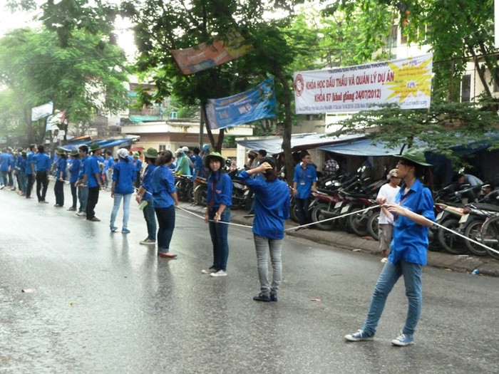 Tự hào khoác trên mình chiếc áo xanh tình nguyện, bạn Đoàn Mai Hương (SV Ngoại thương) nói: “Nếu có thể giúp đỡ phần nào đó cho thí sinh hoàn thành bài thi tốt, bọn em luôn sẵn sàng và hết mình”. Xem đáp án môn Vật lí - Xem đáp án môn Toán - Xem đáp án môn Hóa - Xem đáp án môn Ngoại ngữ Khối A1
