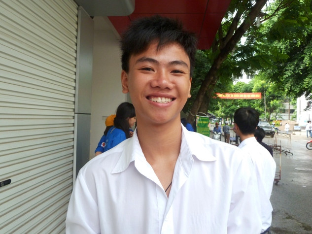 Thí sinh Hoàng Văn Hiệp (THPT Triệu Sơn, Thanh Hóa) tươi cười nói rằng sẽ thi đến bao giờ đỗ được vào ĐH Ngoại thương (Kim Ngân). Thí sinh Hoàng Văn Hiệp (THPT Triệu Sơn, Thanh Hóa) tươi cười nói rằng sẽ thi đến bao giờ đỗ được vào ĐH Ngoại thương (Kim Ngân).