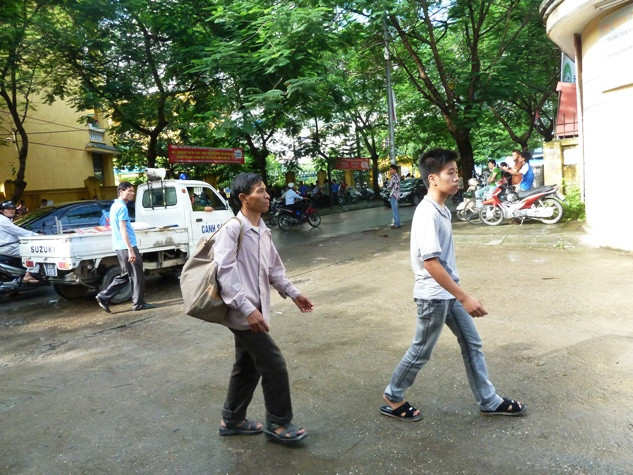 Thí sinh đi thi không chỉ mang theo ước mơ đỗ đại học mà còn "chở" thêm sự kỳ vọng, mơ ước của những người thân (ảnh Kim Ngân). Thí sinh đi thi không chỉ mang theo ước mơ đỗ đại học mà còn "chở" thêm sự kỳ vọng, mơ ước của những người thân (ảnh Kim Ngân).