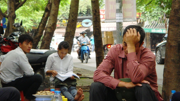 Hàng nước, quán xá là nơi nghỉ chân, chợp mắt của nhiều phụ huynh ở xa đưa con đi thi. Xem đáp án ĐH Khối A, môn Vật lí - Xem đáp án ĐH Khối A, môn Toán - Xem đáp án DH Khối A, môn Hóa - Xem đáp án môn Ngoại ngữ Khối A1 Hàng nước, quán xá là nơi nghỉ chân, chợp mắt của nhiều phụ huynh ở xa đưa con đi thi. Xem đáp án ĐH Khối A, môn Vật lí - Xem đáp án ĐH Khối A, môn Toán - Xem đáp án DH Khối A, môn Hóa - Xem đáp án môn Ngoại ngữ Khối A1