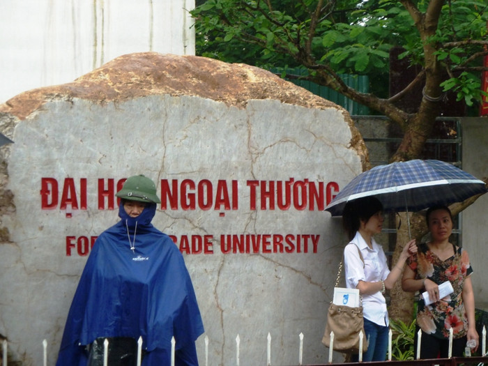 Một phụ huynh kiên trì "đội mưa" chờ con trước khu vực thi ĐH Ngoại thương Một phụ huynh kiên trì "đội mưa" chờ con trước khu vực thi ĐH Ngoại thương