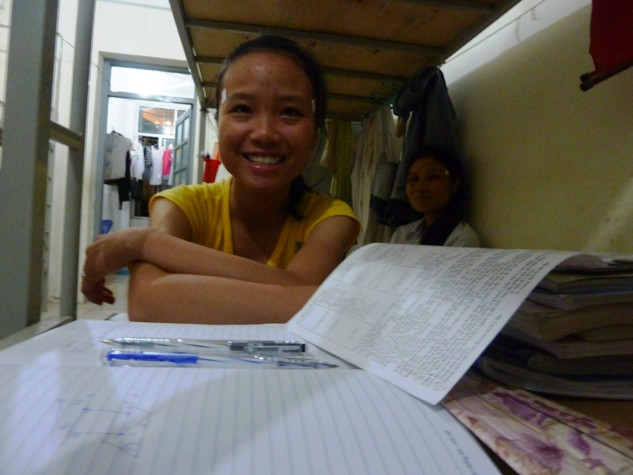 Phạm Thị Tươi tối qua vẫn tranh thủ ôn qua kiến thức vì hơi hồi hộp. Phạm Thị Tươi tối qua vẫn tranh thủ ôn qua kiến thức vì hơi hồi hộp.