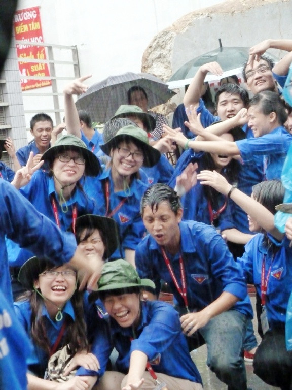 Không chỉ là những giọt mồ hôi mà còn là nụ cười, kỷ niệm đáng nhớ trong đời sinh viên. Trong hai ngày thi ĐH đợt 1, trời Hà Nội liên tục đổ mưa lớn, nhưng các sinh viên tình nguyện luôn bám chắc vị trí, hỗ trợ thí sinh mọi lúc, mọi nơi. Xem đáp án môn Vật lí - Xem đáp án môn Toán - Xem đáp án môn Hóa - Xem đáp án môn Ngoại ngữ Khối A1