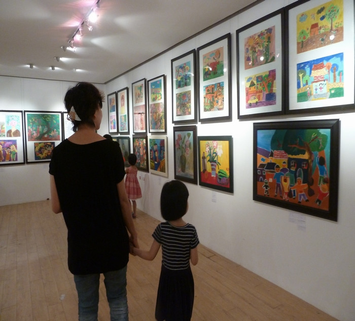 Nhiều phụ huynh dẫn theo con mình để cho trẻ có những nhận thức về giá trị cuộc sống. Nhiều phụ huynh dẫn theo con mình để cho trẻ có những nhận thức về giá trị cuộc sống.