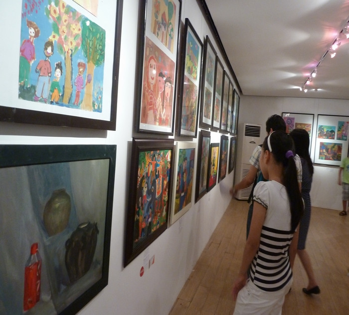 “Nét vẽ tuổi thơ 2012” tuyển chọn những tác phẩm đặc sắc của các em thiếu nhi từng đoạt giải cao ở các cuộc thi trong nước và quốc tế. Cảm xúc của các “họa sỹ nhí” không chỉ trên giấy, màu mà còn trong các khối và sắp đặt. “Nét vẽ tuổi thơ 2012” tuyển chọn những tác phẩm đặc sắc của các em thiếu nhi từng đoạt giải cao ở các cuộc thi trong nước và quốc tế. Cảm xúc của các “họa sỹ nhí” không chỉ trên giấy, màu mà còn trong các khối và sắp đặt.