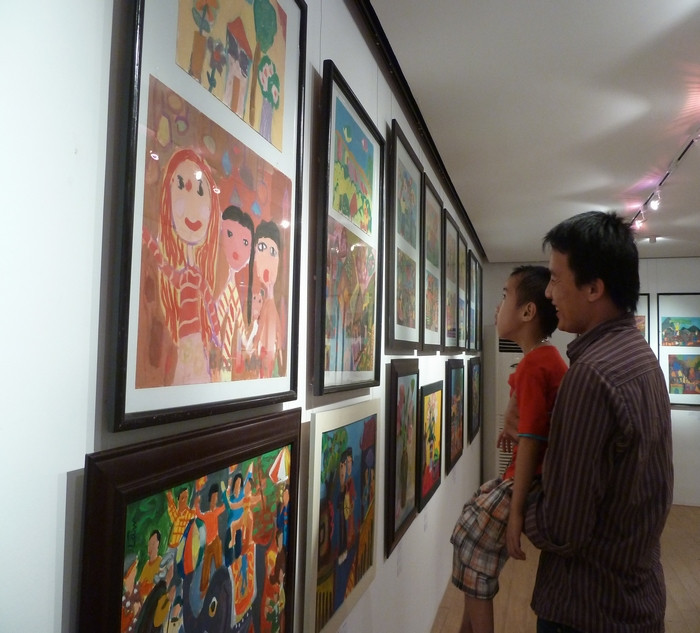 Nhân kỷ niệm ngày Quốc tế thiếu nhi 1/6/2012 và sinh nhật tròn 10 tuổi lớp vẽ “Mầm sáng” lần đầu tiên ra mắt Triển lãm tranh từ thiện “Nét vẽ trẻ thơ” tại trung tâm Artlink Center, Duy Tân, Cầu Giấy, Hà Nội. Nhân kỷ niệm ngày Quốc tế thiếu nhi 1/6/2012 và sinh nhật tròn 10 tuổi lớp vẽ “Mầm sáng” lần đầu tiên ra mắt Triển lãm tranh từ thiện “Nét vẽ trẻ thơ” tại trung tâm Artlink Center, Duy Tân, Cầu Giấy, Hà Nội.