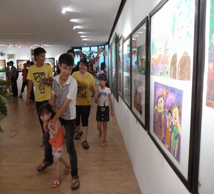 Triển lãm còn thu hút nhiều bạn trẻ. Triển lãm còn thu hút nhiều bạn trẻ.