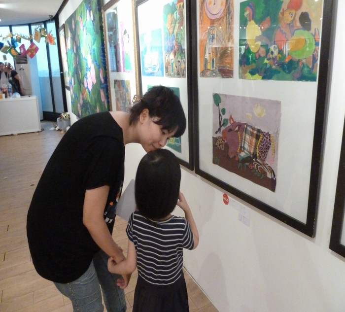 Cô bé này hào hứng với bức tranh con lợn được làm bằng những mảnh vải màu sắc của một bạn nhỏ. Cô bé này hào hứng với bức tranh con lợn được làm bằng những mảnh vải màu sắc của một bạn nhỏ.