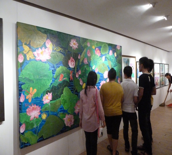 Bên cạnh đó, 30% doanh số từ việc bán tranh sẽ được ủng hộ cho các em nhỏ đam mê nghệ thuật nhưng có hoàn cảnh khó khăn tại các lớp vẽ tranh chùa Bồ Đề, làng trẻ em Birla, trường Xã Đàn. Bên cạnh đó, 30% doanh số từ việc bán tranh sẽ được ủng hộ cho các em nhỏ đam mê nghệ thuật nhưng có hoàn cảnh khó khăn tại các lớp vẽ tranh chùa Bồ Đề, làng trẻ em Birla, trường Xã Đàn.