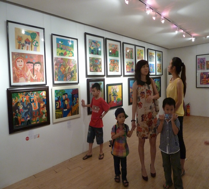 Cuộc triển lãm mang một ý nghĩa nhân văn cao cả nhằm khuyến khích tài năng nghệ thuật của trẻ thơ và góp phần thúc đẩy phong trào hoạt động mỹ thuật thiếu nhi, đặc biệt đối với các em nhỏ có hoàn cảnh đặc biệt. Hơn 100 tác phẩm đặc sắc nhất của các cháu nhỏ đến từ Chùa Bồ Đề, làng trẻ em Birla, trường khuyết tật Xã Đàn và các cháu nhỏ khác có năng khiếu vẽ tranh tại CLB tranh Mầm Sáng sẽ được trưng bày trong buổi triển lãm. Cuộc triển lãm mang một ý nghĩa nhân văn cao cả nhằm khuyến khích tài năng nghệ thuật của trẻ thơ và góp phần thúc đẩy phong trào hoạt động mỹ thuật thiếu nhi, đặc biệt đối với các em nhỏ có hoàn cảnh đặc biệt. Hơn 100 tác phẩm đặc sắc nhất của các cháu nhỏ đến từ Chùa Bồ Đề, làng trẻ em Birla, trường khuyết tật Xã Đàn và các cháu nhỏ khác có năng khiếu vẽ tranh tại CLB tranh Mầm Sáng sẽ được trưng bày trong buổi triển lãm.