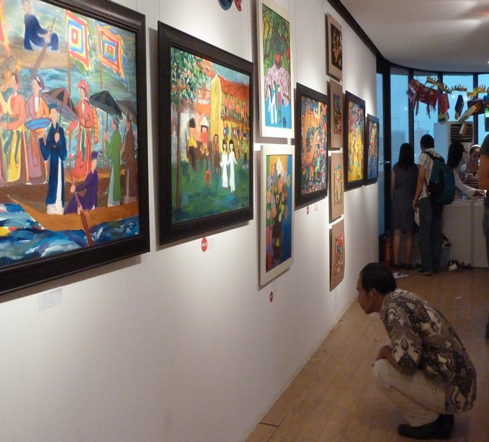 Không chỉ có người lớn đến thăm quan. Nhiều người bất ngờ về khả năng sáng tạo của trẻ trong việc thể hiện cảm xúc vào tác phẩm. Không chỉ có người lớn đến thăm quan. Nhiều người bất ngờ về khả năng sáng tạo của trẻ trong việc thể hiện cảm xúc vào tác phẩm.