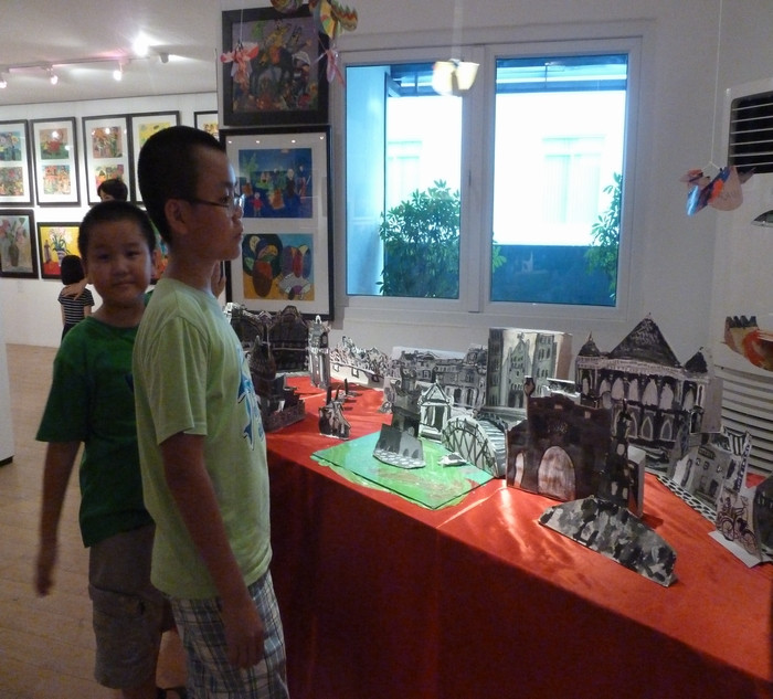 Hai cậu bé này thích thú với mô hình bằng giấy về Hà Nội. Hai cậu bé này thích thú với mô hình bằng giấy về Hà Nội.