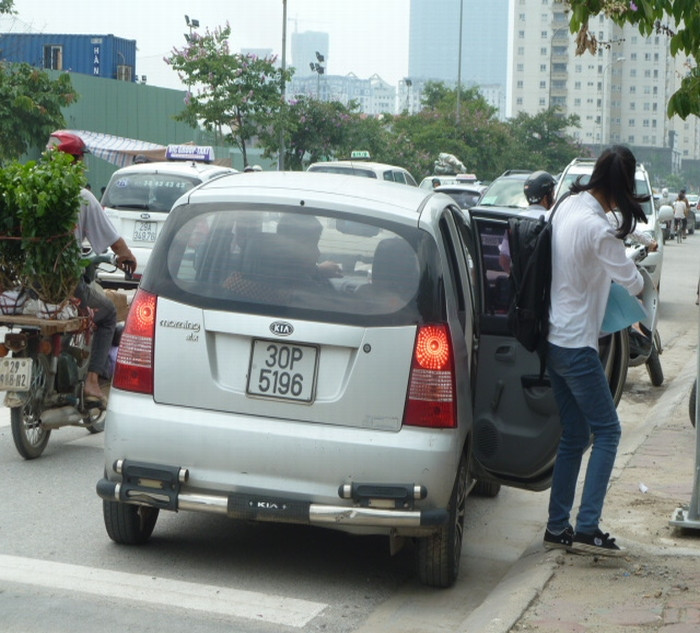 Thời tiết thay đổi đột ngột, nắng mưa thất thường, để đảm bảo sức khỏe cho con trong kỳ thi quan trọng như thế này, nhiều thí sinh đi thi bằng ô tô.