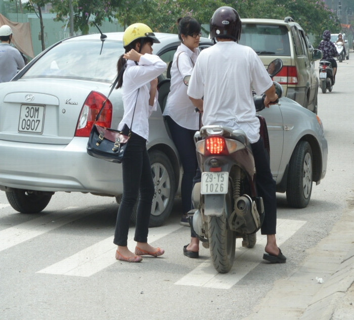 Ngày 3/6, sát lòng đường và khu đất trống vỉa hè ô tô đỗ hàng dài đưa đón con đi thi. Trong mấy ngày thi trước cổng trường đều có hai nhân viên lực lượng công an đứng phân làn đường, giảm ách tắc giao thông trên tuyến đường Hoàng Minh Giám.