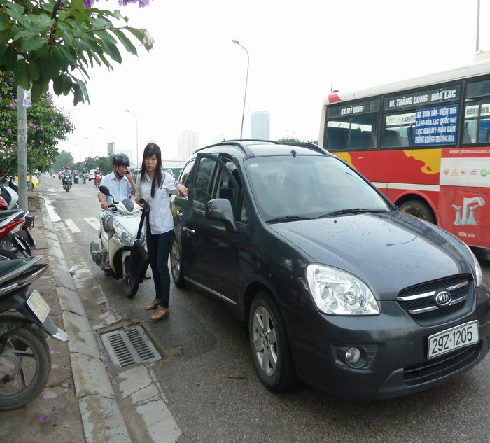 Theo ghi nhận của phóng viên Báo Giáo dục Việt Nam, Hội đồng thi Trường THPT chuyên Hà Nội Amsterdam là điểm thi của ba trường: THPT chuyên Ngữ; Chu Văn An và THPT chuyên Amsterdam. Thời tiết thay đổi, nắng mưa thất thường cũng như tính chất quan trọng của kỳ thi nên nhiều phụ huynh đưa con đi thi, thậm chí còn chờ vài giờ đồng hồ đợi con thi xong.