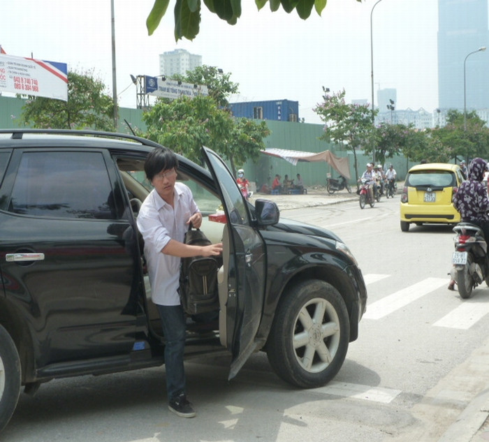 Một phụ huynh chia sẻ: "Nhà ở xa, để cháu đi xe buýt hay xe máy không yên tâm. Gia đình muốn cháu có một tâm lý, sức khỏe tốt nhất để hoàn thành kỳ thi".