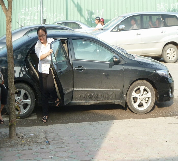 Không khó để bắt gặp phụ huynh đưa học sinh đi thi bằng ô tô ở cổng trường THPT Hà Nội Amsterdam.