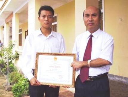 Thầy giáo Lê Đình Hoàng – giáo viên Địa lý Trường THPT bán công Thanh Chương (Nghệ An) được nhận bằng khen vì có công đăng tải 4 clip sai phạm thi cử Thầy giáo Lê Đình Hoàng – giáo viên Địa lý Trường THPT bán công Thanh Chương (Nghệ An) được nhận bằng khen vì có công đăng tải 4 clip sai phạm thi cử