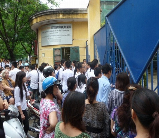 Nhiều bậc phụ huynh tỏ ra xót ruột vì trường không mở cổng cho học sinh vào thi vì đang khai mạc căn dặn quy chế thi.