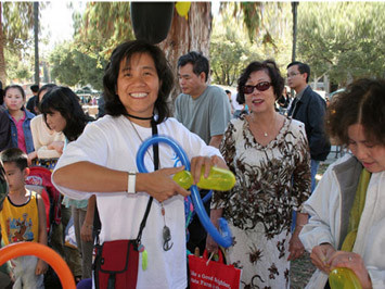 Bà Vương Ngọc Quyên (người mặc áo trắng, hàng trước) Bà Vương Ngọc Quyên (người mặc áo trắng, hàng trước)