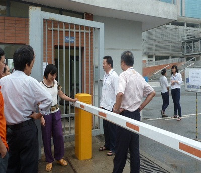 Vài thí sinh quên thẻ học sinh, chứng minh thư nên đành ra ngoài "cầu cứu" phụ huynh.