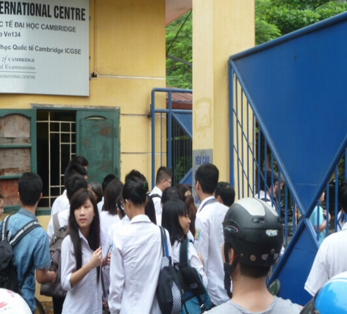 Đến khoảng hơn 6h30, bảo vệ mới mở cổng cho các em vào thi.