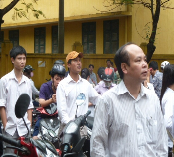 Nhiều người ngóng và tỏ ra khá sốt ruột vì quy định của nhà trường ảnh hưởng đến tâm lý thi của các em. Một phụ huynh bồn chồn, bức xúc nói lớn: “Không cho các cháu vào thi hay là để cho về? Chờ ngoài này, chúng lo lắng, hoang mang chứ. Nhà trường làm thế này sao được?”.