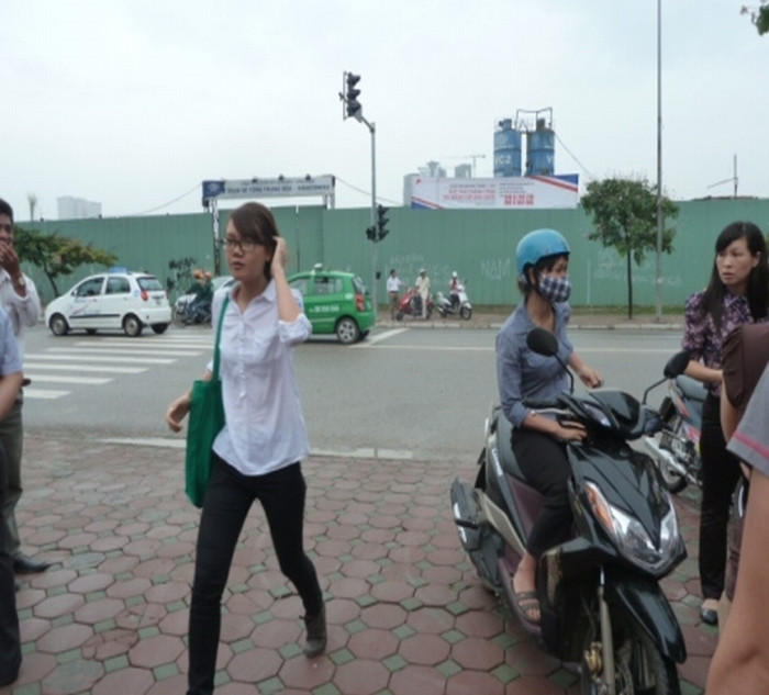 Thí sinh này tốc tưởi chạy vào vì đến sát giờ thi.