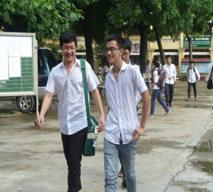 Buổi sáng nay, thi môn Địa lý, các thí sinh chuẩn bị sẵn tinh thần thoải mái nhất để hoàn thành bài thi. Thí sinh trao đổi kiến thức trước thi vào phòng thi.