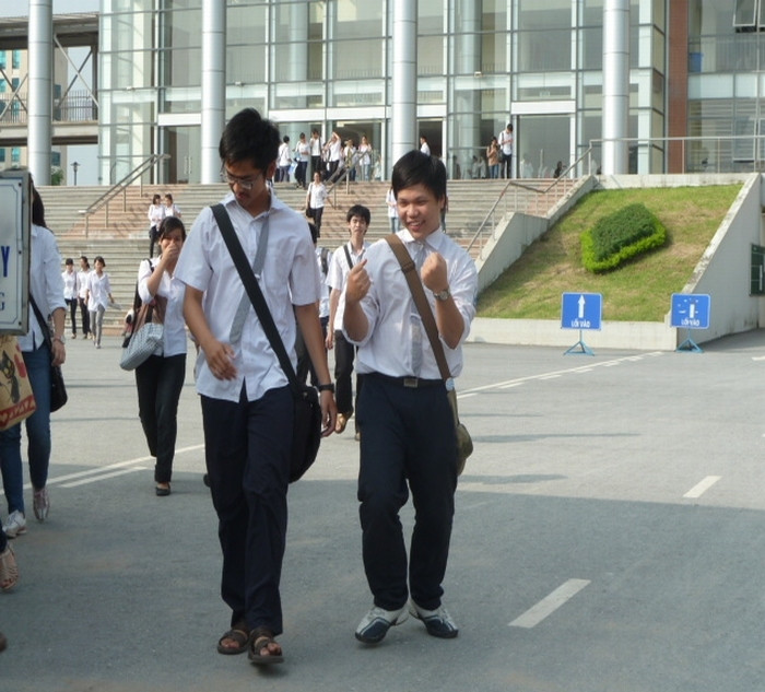 Hầu hết thí sinh không phải ban C đều cảm thấy sợ và lo lắng nhất cho môn Sử. Tuy nhiên, sau khi hoàn thành môn thi chiều nay, nhiều thí sinh rất vui mừng. “Hai môn ngày mai khá nhẹ nhàng, em sẽ làm tốt. Thi xong môn Sử cũng coi như xong tốt nghiệp”, Tuấn (ban D – chuyên TinTHPT chuyên Hà Nội - Amsterdam) cho hay.