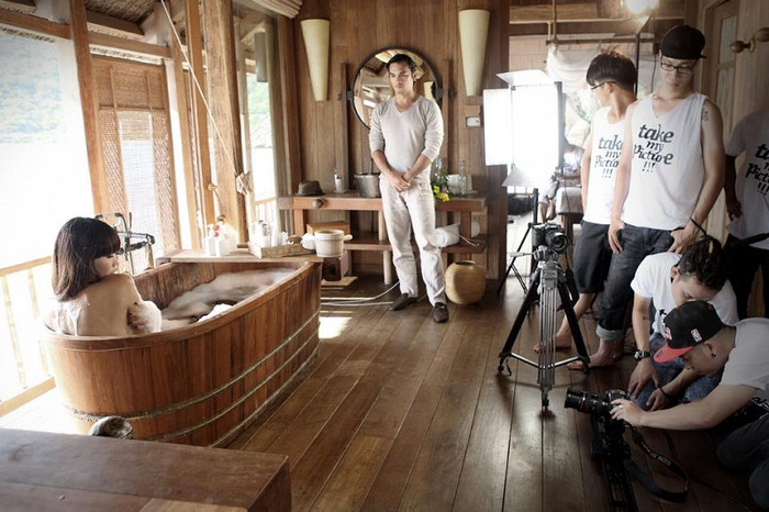 Ê kíp của cô làm việc cật lực để có sản phẩm chất lượng.