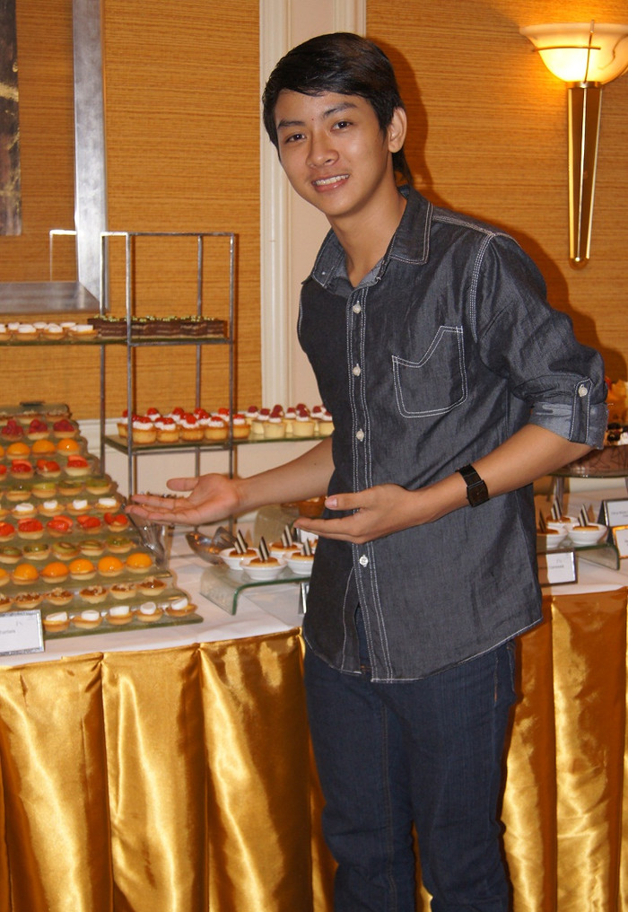 Con trai Hoài Linh là Hoài Lâm cũng đến chung vui