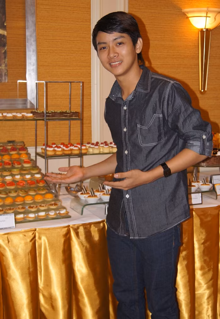 Con trai Hoài Linh là Hoài Lâm cũng đến chung vui