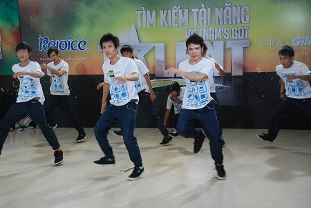 Nhóm Overdose cũng thể hiện hết sức qua màn biểu diễn khó quên Nhóm Overdose cũng thể hiện hết sức qua màn biểu diễn khó quên