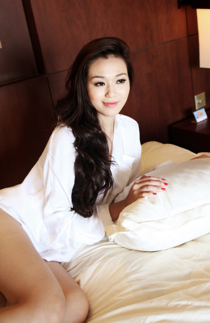 Sơ mi trắng, tóc xõa vai thề,Khánh My mang vẻ đẹp nhẹ nhàng. Khánh My tên thật là Nguyễn Thị Nhàn, SN 1991, cao 1m71, nặng 50 kg, số đo 82-61-90.