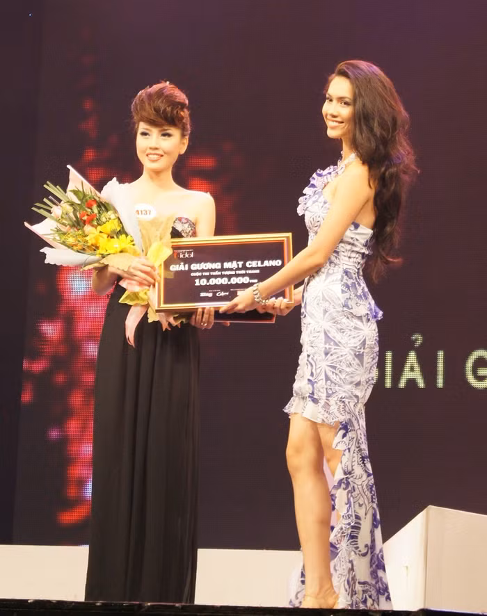 Hoàng My trao giải cho thí sinh đoạt giải gương mặt Celano