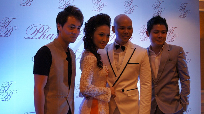 Ca sĩ Đăng Khôi (trái) và nhạc sĩ Nguyễn Văn Chung (phải) là những người bạn không thể thiếu