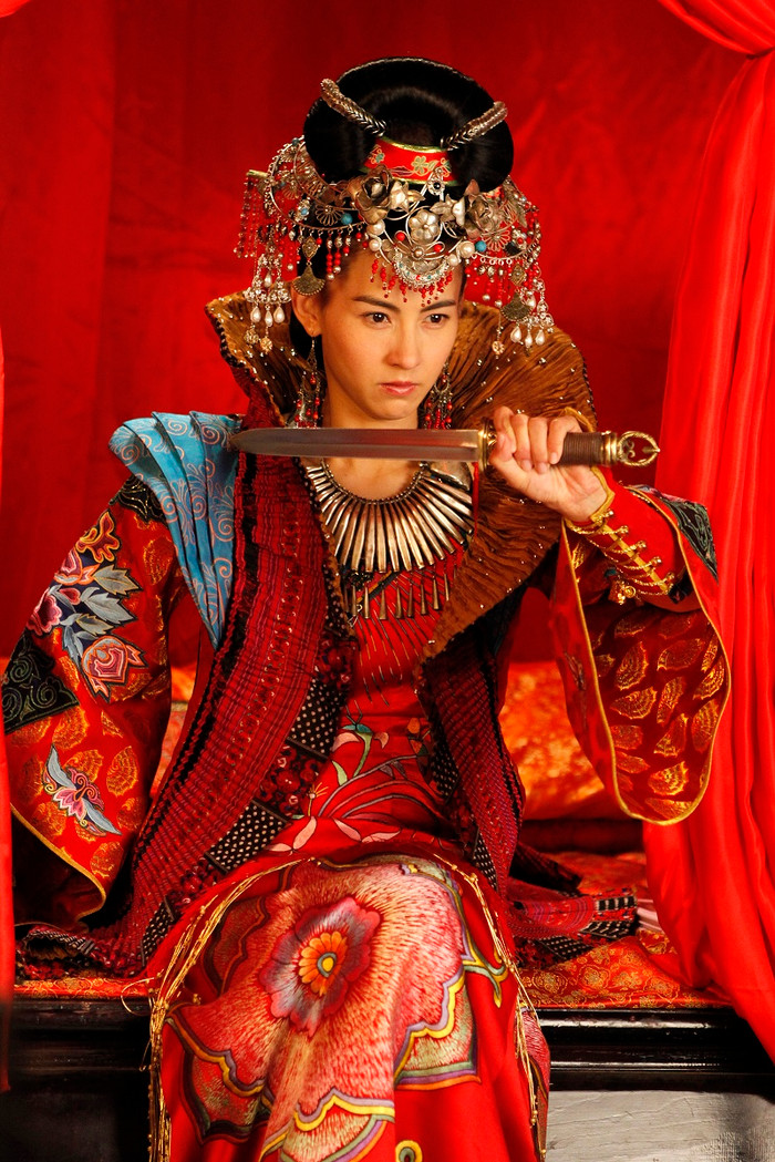 Mình khoác hồng bào, một tay cầm cờ lệnh, một tay giữ đại đao trong tư thế hiên ngang mà vẫn giữ được dáng vẻ riêng của nữ nhi, đó chính là tạo hình hết sức ấn tượng của Trương Bá Chi trong vai Mộc Quế Anh của Dương Môn Nữ Tướng.