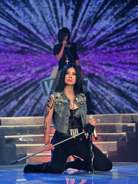 Kim Thư cùng Mr Đàm bất ngờ biến thành những rocker cháy hết mình trên sân khấu Cặp đôi hoàn hảo tối qua, 2711. Kim Thư cùng Mr Đàm bất ngờ biến thành những rocker cháy hết mình trên sân khấu Cặp đôi hoàn hảo tối qua, 2711.