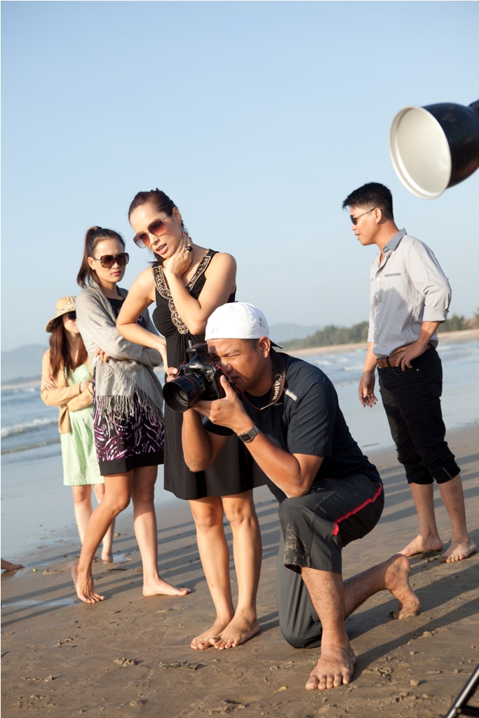 Đảm nhận vai trò stylist và hỗ trợ các thí sinh, cựu người mẫu Thúy Hạnh và các thành viên trong ê kíp (có cả người nước ngoài) tất bật với việc tìm, dựng bối cảnh, hướng dẫn các thí sinh cách tạo dáng để có được những loạt hình ưng ý nhất. Đảm nhận vai trò stylist và hỗ trợ các thí sinh, cựu người mẫu Thúy Hạnh và các thành viên trong ê kíp (có cả người nước ngoài) tất bật với việc tìm, dựng bối cảnh, hướng dẫn các thí sinh cách tạo dáng để có được những loạt hình ưng ý nhất.