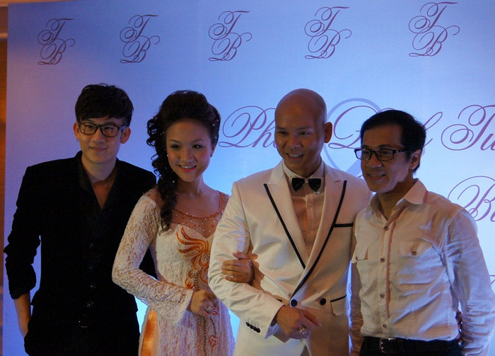 Dương Triệu Vũ (ngoài cùng bên trái) và NSUT Thành Lộc (ngoài cùng bên phải) cũng có mặt chung vui với bạn thân Phan Đinh Tùng