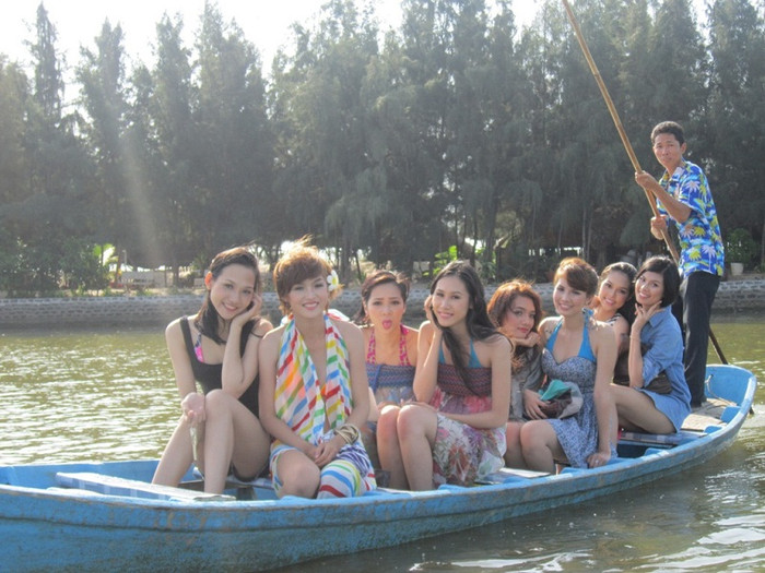 Thúy Hạnh và 25 thí sinh Miss Parkson phải đi xuồng nhỏ tới bãi biển để thực hiện bộ ảnh bikini. Thúy Hạnh và 25 thí sinh Miss Parkson phải đi xuồng nhỏ tới bãi biển để thực hiện bộ ảnh bikini.