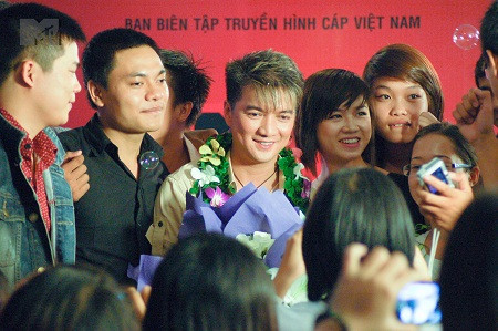 Đàm Vĩnh Hưng luôn nhận được sự ủng hộ từ rất nhiều fan Đàm Vĩnh Hưng luôn nhận được sự ủng hộ từ rất nhiều fan