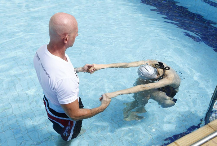 Phương Anh lặn hụp xuống nước, cô nàng cố gắng giữ hơi thật lâu