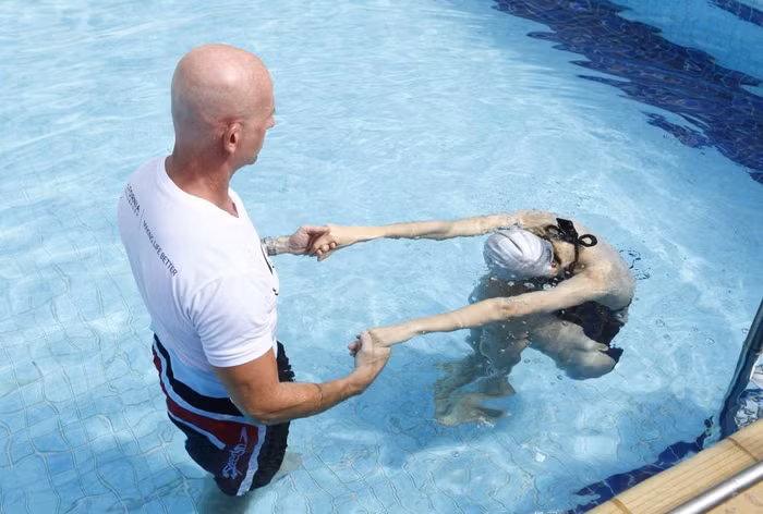 Phương Anh lặn hụp xuống nước, cô nàng cố gắng giữ hơi thật lâu