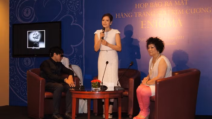 Lý Nhã Kỳ và bà Madame Wong – Chủ tịch tập đoàn Enigma Châu Á-Thái Bình Dương. Tối nay, tại cửa hàng Enigma sẽ có “Đêm tiệc Enigma gây quỹ từ thiện”