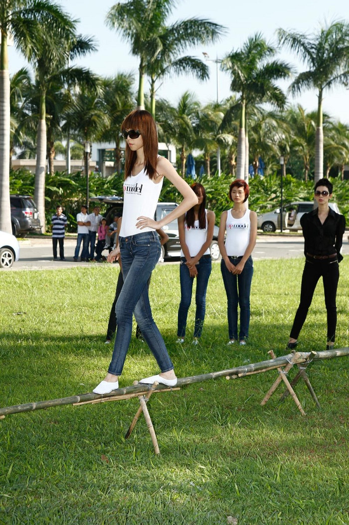 Thùy Dương,, Hoàng Oanh, Trà My, Thùy Trang là những thí sinh đã có ít nhiều kinh nghiệm trên sàn diễn catwalk nhưng đây thật sự vẫn là những bài học cần thiết với họ. Buộc các những thí sinh này phải quên đi cách trình diễn trước đây của họ và phải tập lại những bước đi đúng kĩ thuật và hiểu rõ bàn chân của mình hơn. Họ nhận ra nhiều điều thú vị từ bại học này. Thùy Dương,, Hoàng Oanh, Trà My, Thùy Trang là những thí sinh đã có ít nhiều kinh nghiệm trên sàn diễn catwalk nhưng đây thật sự vẫn là những bài học cần thiết với họ. Buộc các những thí sinh này phải quên đi cách trình diễn trước đây của họ và phải tập lại những bước đi đúng kĩ thuật và hiểu rõ bàn chân của mình hơn. Họ nhận ra nhiều điều thú vị từ bại học này.